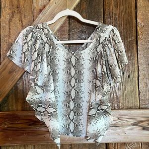 Short sleeve ruffled snake skin print top